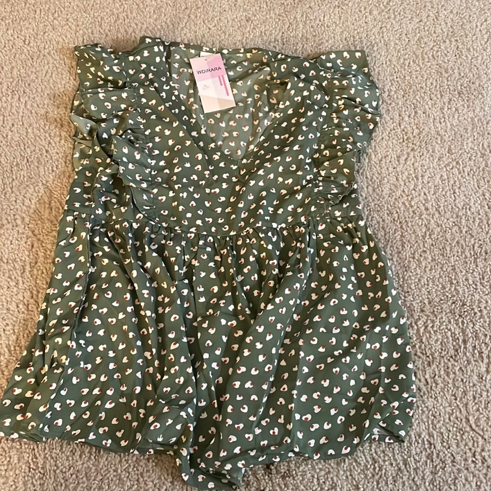Green spotted ruffle cap sleeve, notched V neck blouse